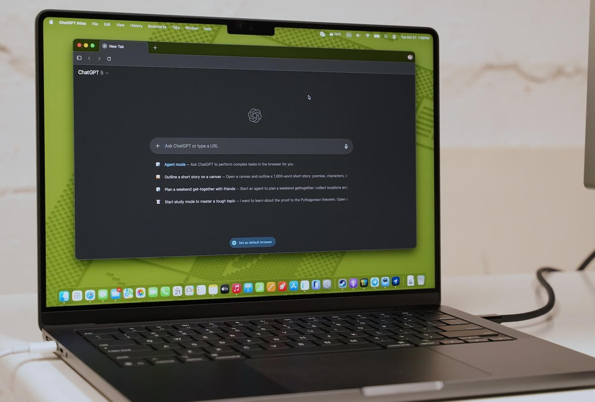 Lo que distingue a Atlas de navegadores tradicionales es su integración total con ChatGPT. Cada vez que hacés clic en un resultado de búsqueda, el navegador muestra una pantalla dividida: el sitio web por un lado y la conversación con ChatGPT por el otro, funcionando como un "acompañante" permanente. Lo que distingue a Atlas de navegadores tradicionales es su integración total con ChatGPT. Cada vez que hacés clic en un resultado de búsqueda, el navegador muestra una pantalla dividida: el sitio web por un lado y la conversación con ChatGPT por el otro, funcionando como un "acompañante" permanente.