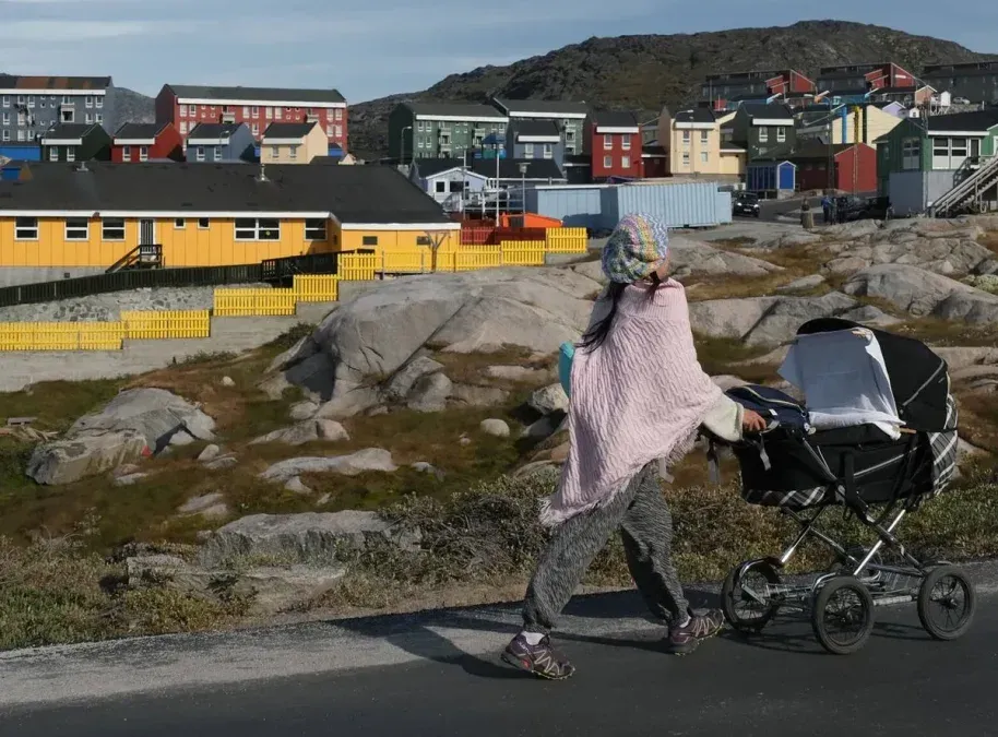 Imagen de archivo de una mujer con su bebé caminando en Groenlandia.