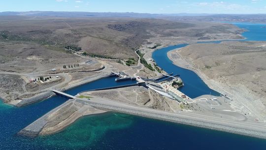 El concurso público nacional e internacional para la venta de las acciones incluye a Alicurá, Chocón, Cerros Colorados, y Piedra del Águila, cuatro represas hidroeléctricas que empezaron el proceso de privatización en el marco de la ley Bases.