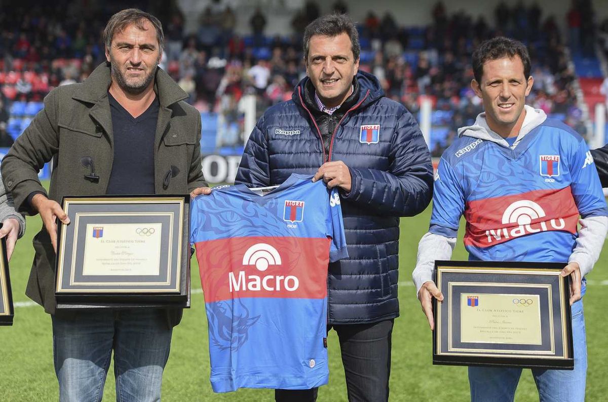 Antes de Horacio Rodríguez Larreta, estuvo Sergio Massa: Agosto de 2016, el lider del Frente Renovadorle entrega una placa al DT de la seleccion argentina de Jockey masculino, Carlos Retegui. FOTO NA:Santiago Viana / DP.