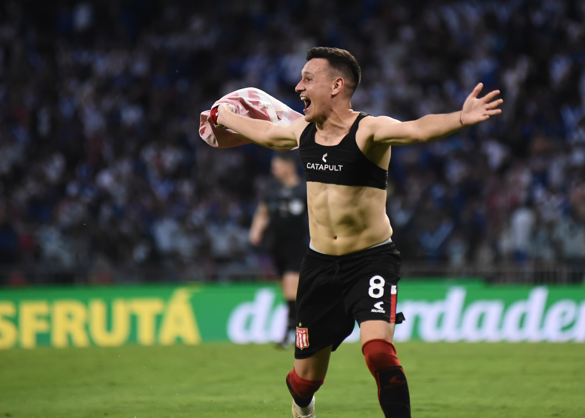 El momento en el que Estudiantes de La Plata es campeón de la Copa de la Liga. Fernando Zuqui quedó como el héroe luego de meter el penal decisivo. (NA). El momento en el que Estudiantes de La Plata es campeón de la Copa de la Liga. Fernando Zuqui quedó como el héroe luego de meter el penal decisivo. (NA).