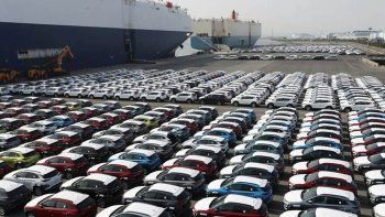 A China le sobran autos a combustión y en Argentina se complican las automotrices