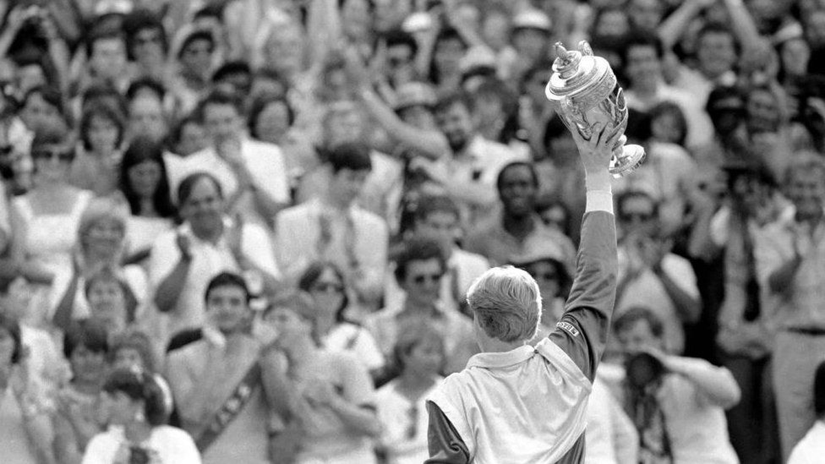 Boris Becker levantando el titulo en Wimbledon en 1985.