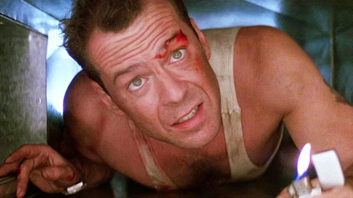 Poco tiempo después de recibir su primer Emmy, Bruce Willis incursionó en la acción encarnando a John McLane, un papel en el que introdujo comedia al típico héroe de acción. Poco tiempo después de recibir su primer Emmy, Bruce Willis incursionó en la acción encarnando a John McLane, un papel en el que introdujo comedia al típico héroe de acción.