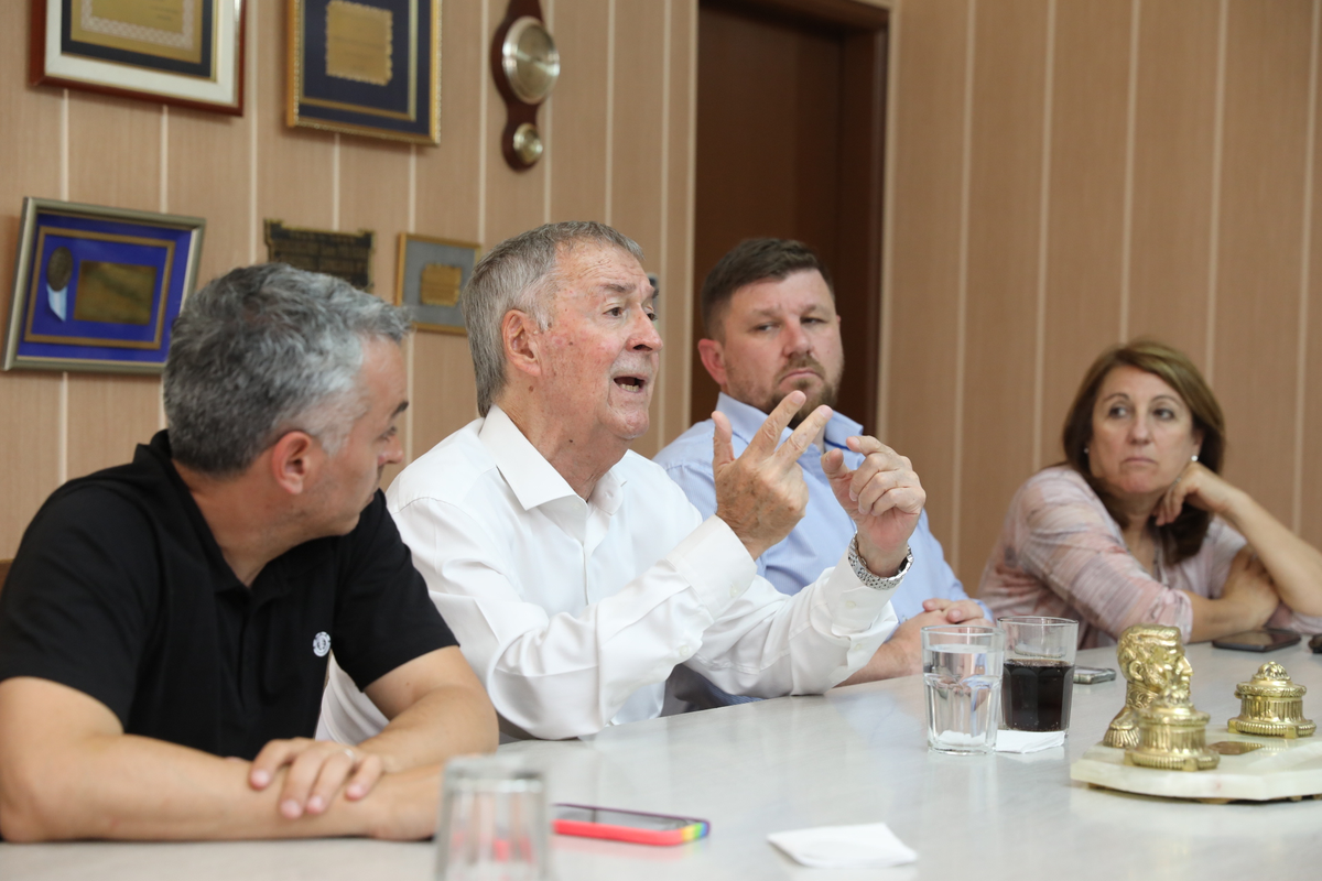 Juan Schiaretti anunció medidas en caso de ser electo: "Sacarle el pie de encima al campo". Juan Schiaretti anunció medidas en caso de ser electo: "Sacarle el pie de encima al campo". 