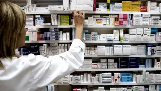 Farmacia fue el único sector con aumento interanual por factores estacionales como cuadros alérgicos y variaciones térmicas que impulsaron la compra de medicamentos bajo receta, según el análisis de la CAME. Farmacia fue el único sector con aumento interanual por factores estacionales como cuadros alérgicos y variaciones térmicas que impulsaron la compra de medicamentos bajo receta, según el análisis de la CAME.