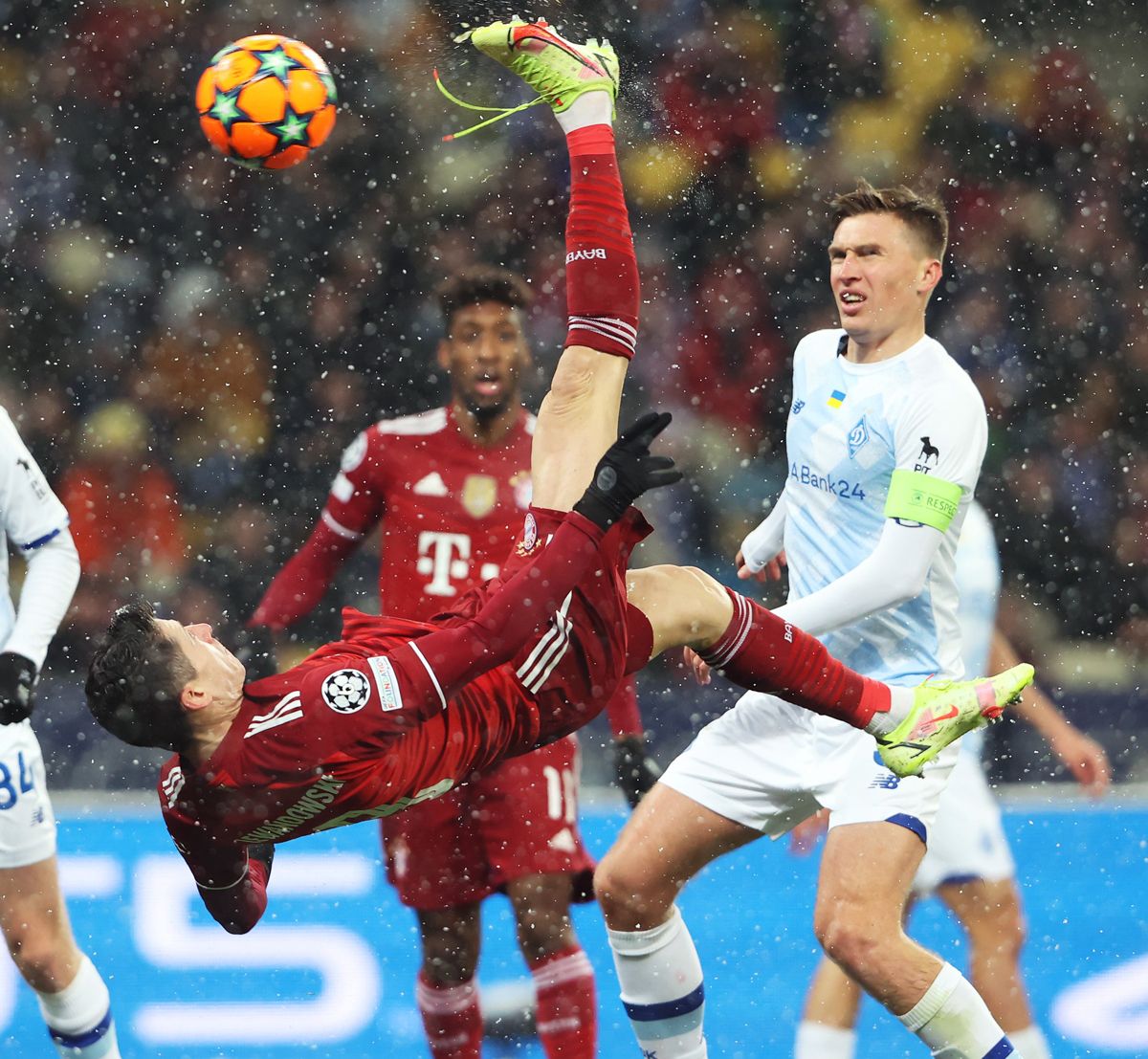 El Chelsea, con una goleada, Bayern Munich, con un golazo de Lewandowski, Manchester United, con tanto de Ronaldo, se metieron en los octavos de la Champions. (Foto: Noticias Argentinas/ UCL)