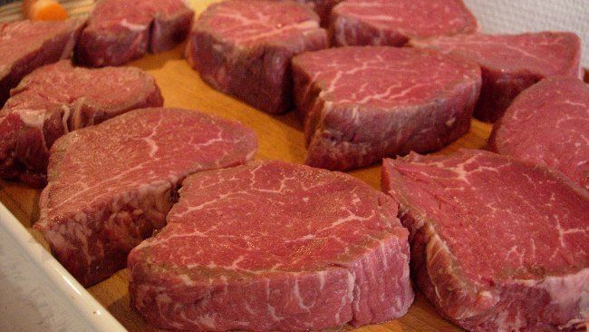 (...) En un momento en que los márgenes agrícolas se han reducido por la caída internacional de precios, volver a exportar contribuiría a que muchos productores miren a la actividad ganadera como un refugio.  Además, suspender las ventas externas no va a