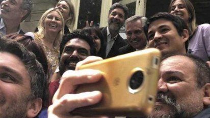 ¿Y la distancia social? Dicen que Alberto F. no predica con el ejemplo...