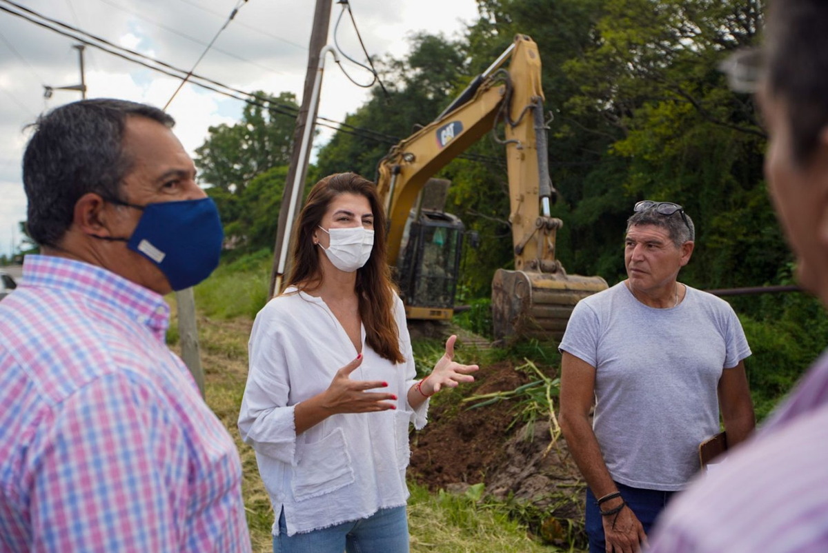 Ginocchio (sin tapabocas) junto a Romero.