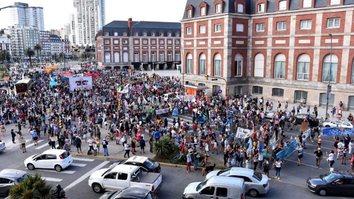 Masiva marcha en la Rambla de Mar del Plata (Foto: www.lacapitalmdp.com)