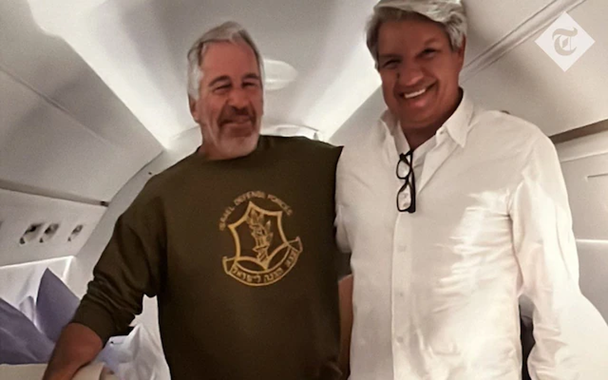 Valdson Vieira Cotrin, quien administró la lujosa casa de Jeffrey Epstein en París durante 18 años, compartió una foto de 2019 con The Telegraph que muestra a Epstein vistiendo una remera de las Fuerzas de Defensa de Israel a bordo de su jet privado. Cotrin dijo que no podía aceptar el veredicto oficial de que Epstein murió por suicidio en una celda de una prisión de Nueva York el 10 de agosto de 2019, mientras esperaba el juicio por tráfico sexual de niñas menores de edad. Valdson Vieira Cotrin, quien administró la lujosa casa de Jeffrey Epstein en París durante 18 años, compartió una foto de 2019 con The Telegraph que muestra a Epstein vistiendo una remera de las Fuerzas de Defensa de Israel a bordo de su jet privado. Cotrin dijo que no podía aceptar el veredicto oficial de que Epstein murió por suicidio en una celda de una prisión de Nueva York el 10 de agosto de 2019, mientras esperaba el juicio por tráfico sexual de niñas menores de edad.