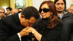 altText(Mal amiga: Cristina emprendió el regreso a la Argentina)}