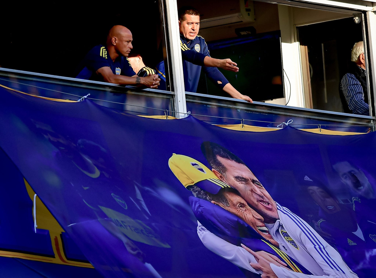 Pregunta totalmente despojada de todo tipo de chicana. Si Riquelme cree que sabe taaanto de fútbol y Boca no encuentra un DT hace años, ¿por qué no baja del palco y dirige él? (Foto: Marcelo Endelli/Getty Images). Pregunta totalmente despojada de todo tipo de chicana. Si Riquelme cree que sabe taaanto de fútbol y Boca no encuentra un DT hace años, ¿por qué no baja del palco y dirige él? (Foto: Marcelo Endelli/Getty Images).