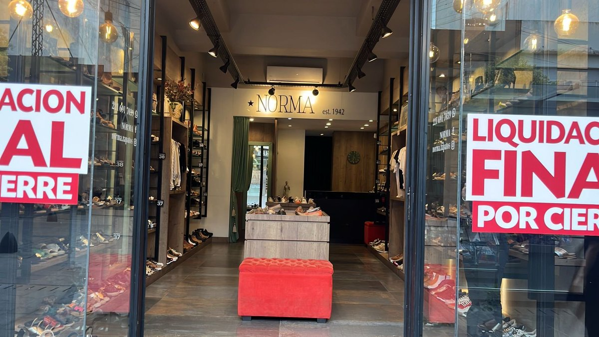 Cierra zapatería histórica y liquida todo. Cierra zapatería histórica y liquida todo.