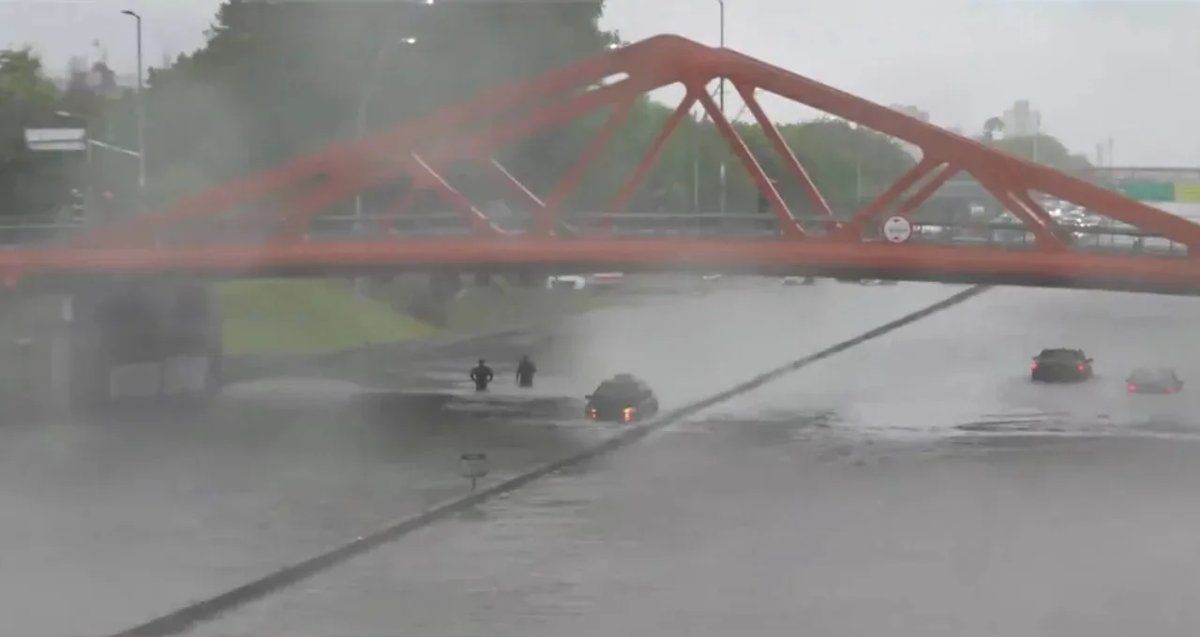 Foto aportada por un observador tomada desde un puente sobre la General Paz
