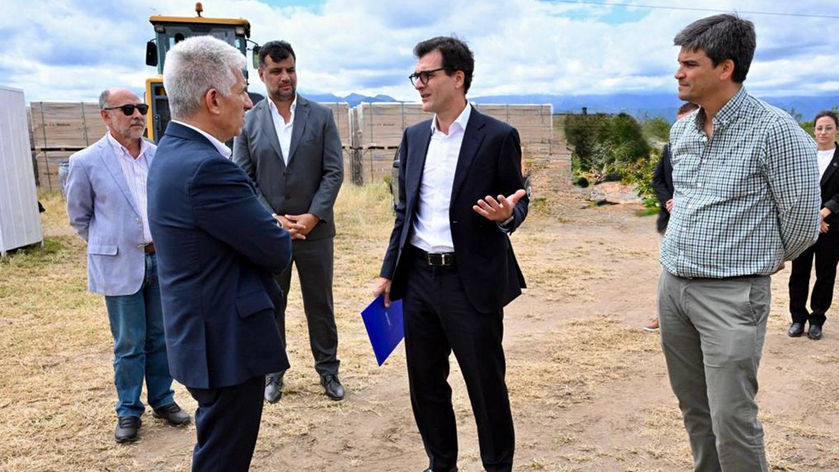 El gobernador de San Luis, Claudio Poggi, recorrió los avances en las obras de aprovechamiento de la energía solar que llegará a 80.000 hogares. El gobernador de San Luis, Claudio Poggi, recorrió los avances en las obras de aprovechamiento de la energía solar que llegará a 80.000 hogares.