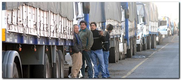 Transportistas de granos se reúnen hoy con el Gobierno por la escasez de gasoil.