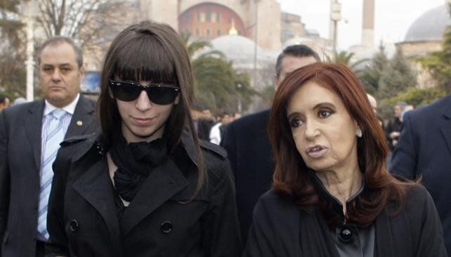 Cristina Fernández junto a su hija
