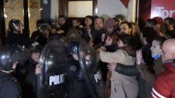 Los incidentes con la policia comenzaron cuando los militanes K derribaron las vallas cercanas a la casa de la Vicepresidenta.