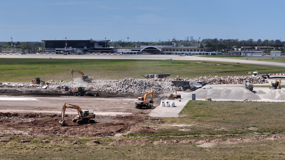 La obra demandará una inversión de más de 33 mil millones de pesos y permitirá que aterricen aviones de más de 300 pasajeros. La obra demandará una inversión de más de 33 mil millones de pesos y permitirá que aterricen aviones de más de 300 pasajeros.