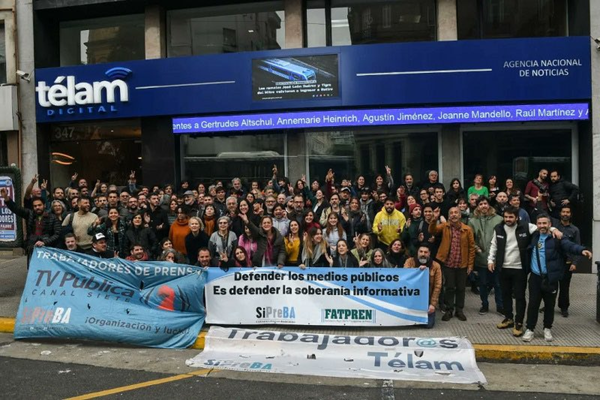 Trabajadores de Télam frente a una de las sedes de la agencia Trabajadores de Télam frente a una de las sedes de la agencia