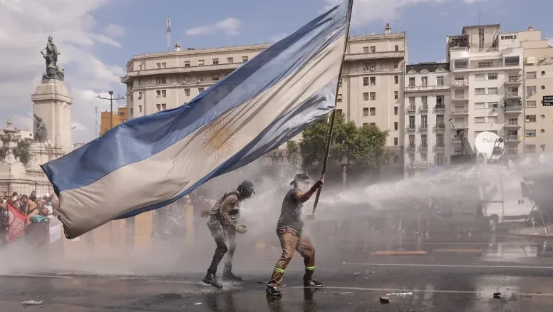 Diarios del mundo opinaron sobre la reforma laboral de Javier Milei sancionada en Diputados