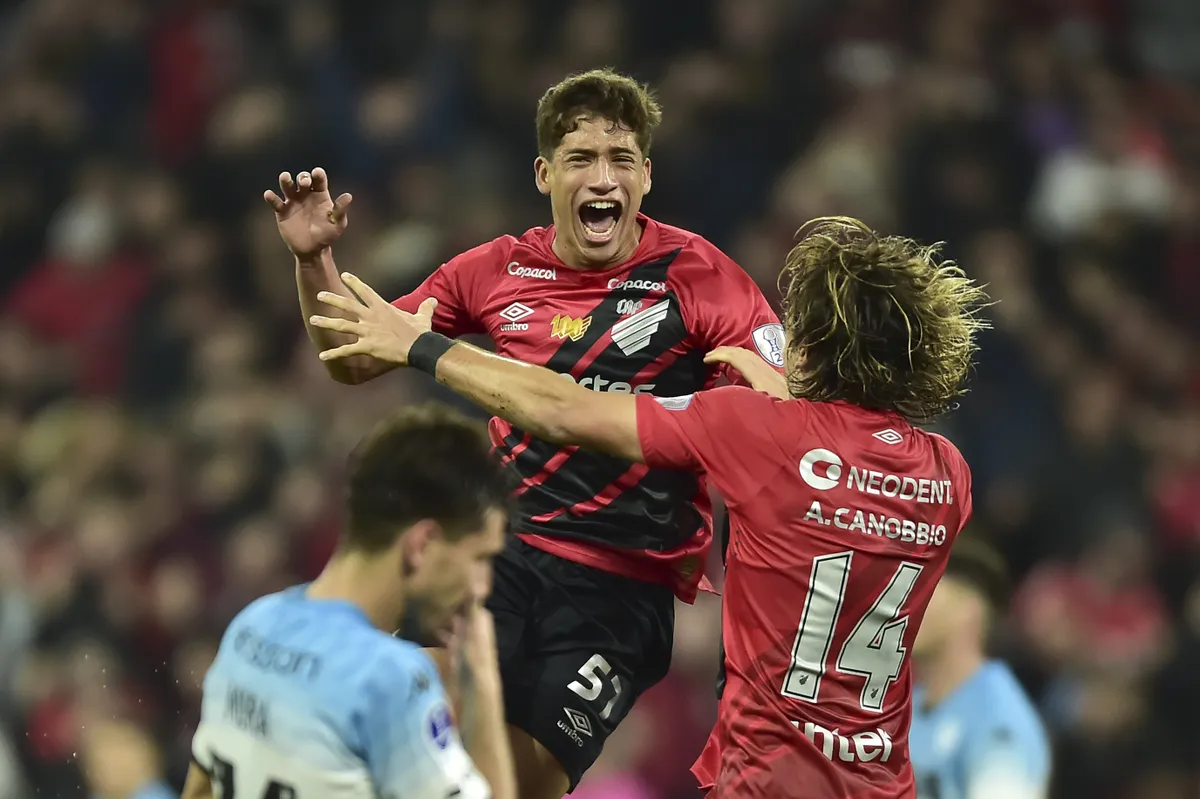 Racing cay&oacute; ante Athletico Paranaense en el duelo de ida