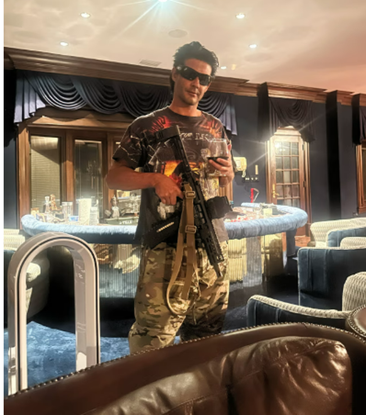Scott Hernández en la casa de las fiestas en Smithland, propiedad de los criptoboys millonarios. Scott Hernández en la casa de las fiestas en Smithland, propiedad de los criptoboys millonarios.