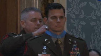 Trump distinguió al piloto de helicóptero que extrajo a Nicolás Maduro Trump distinguió al piloto de helicóptero que extrajo a Nicolás Maduro