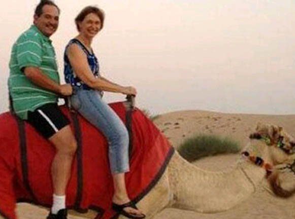 El matrimonio Alperovich, subido a un camello en sus fastuosas vacaciones.