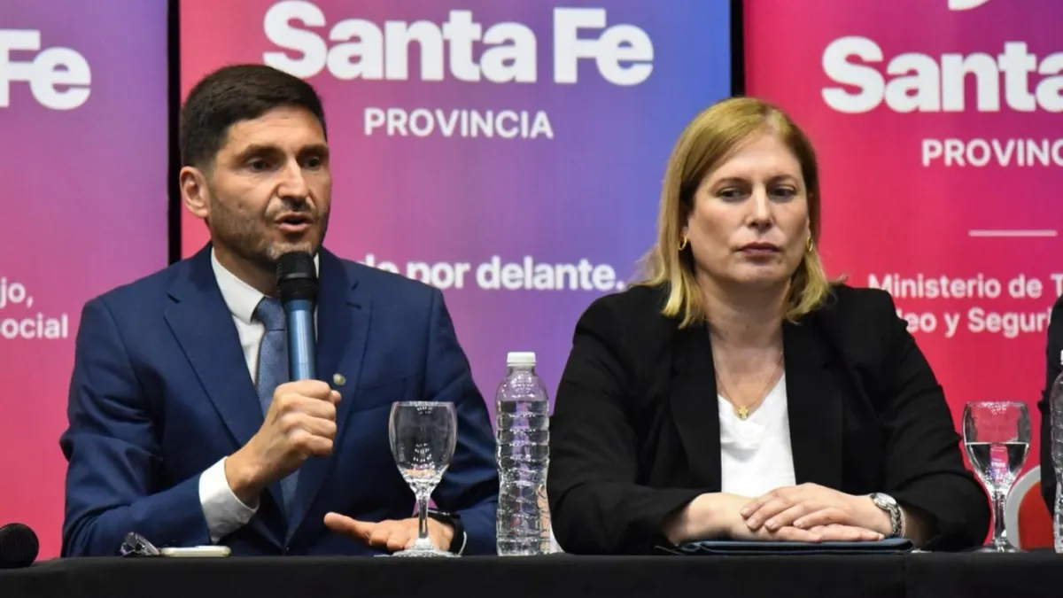 El Gobernador de Santa Fe, Maximiliano Pullaro y la Vicegobernadora, Gisela Scaglia, en la conferencia donde comunicaron la necesidad de cambios en la Caja de Jubilaciones de Santa Fe. El Gobernador de Santa Fe, Maximiliano Pullaro y la Vicegobernadora, Gisela Scaglia, en la conferencia donde comunicaron la necesidad de cambios en la Caja de Jubilaciones de Santa Fe.