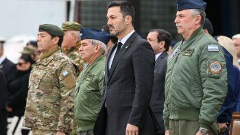Luis Petri echó al jefe de la Fuerza Aérea, Fernando Mengo (a su izquierda en la imagen). Luis Petri echó al jefe de la Fuerza Aérea, Fernando Mengo (a su izquierda en la imagen).