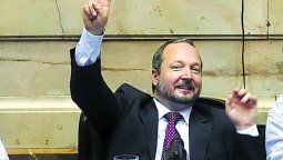 altText(El oficialismo logró volver a renovar la polémica licencia de Sabbatella)}
