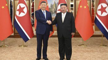 Xi Jinping visitó al nuclear Kim Jong-Un en Corea del Norte tras 7 años: Qué le prometió