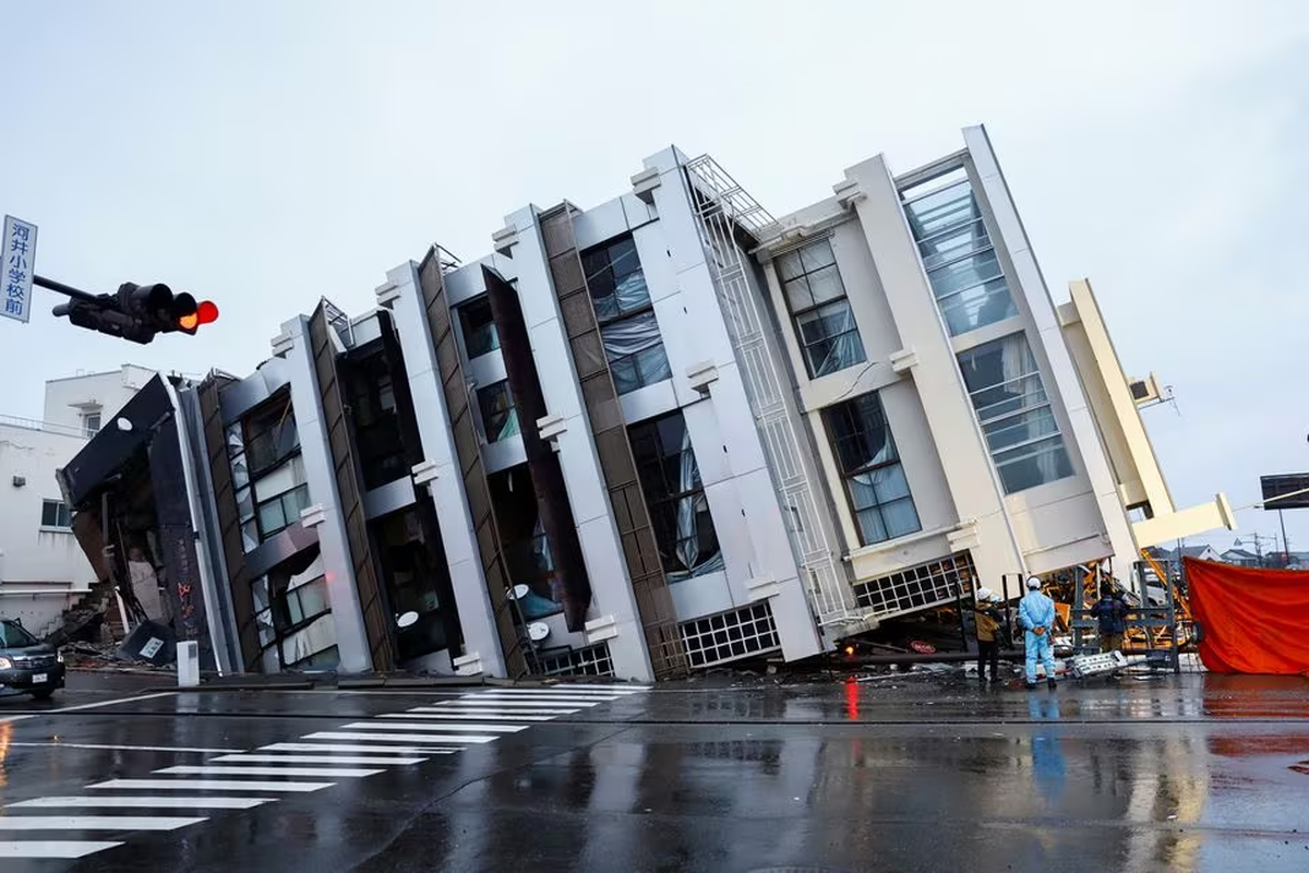 Edificio derrumbado tras el terremoto en Japón. Edificio derrumbado tras el terremoto en Japón.
