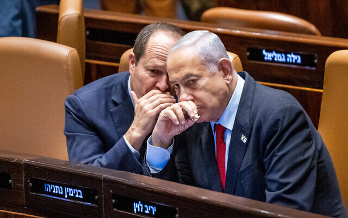 El primer ministro Benjamin Netanyahu (derecha) y el ministro de Economía Nir Barkat en la Knesset el 22 de febrero de 2023