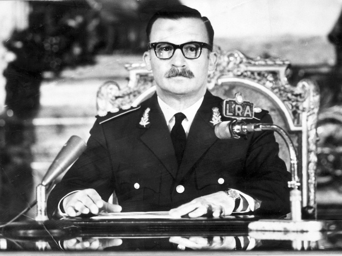 El gobierno de facto de Juan Carlos Onganía se caracterizó por un carácter represivo, con medidas tomadas en contra de los sectores más populares, como congelamiento de salarios o suspensión de convenios colectivos. El gobierno de facto de Juan Carlos Onganía se caracterizó por un carácter represivo, con medidas tomadas en contra de los sectores más populares, como congelamiento de salarios o suspensión de convenios colectivos.