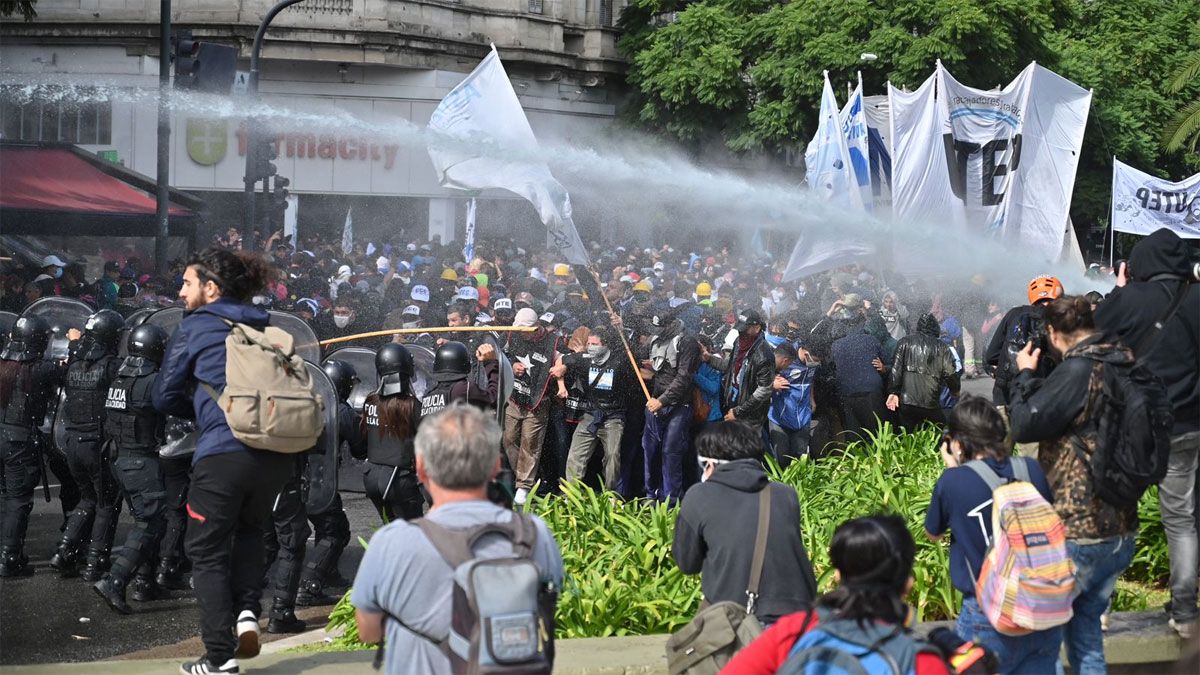 La policía repele con hidrantes a los manifestantes contra la 'Ley Ómnibus'. La policía repele con hidrantes a los manifestantes contra la 'Ley Ómnibus'.