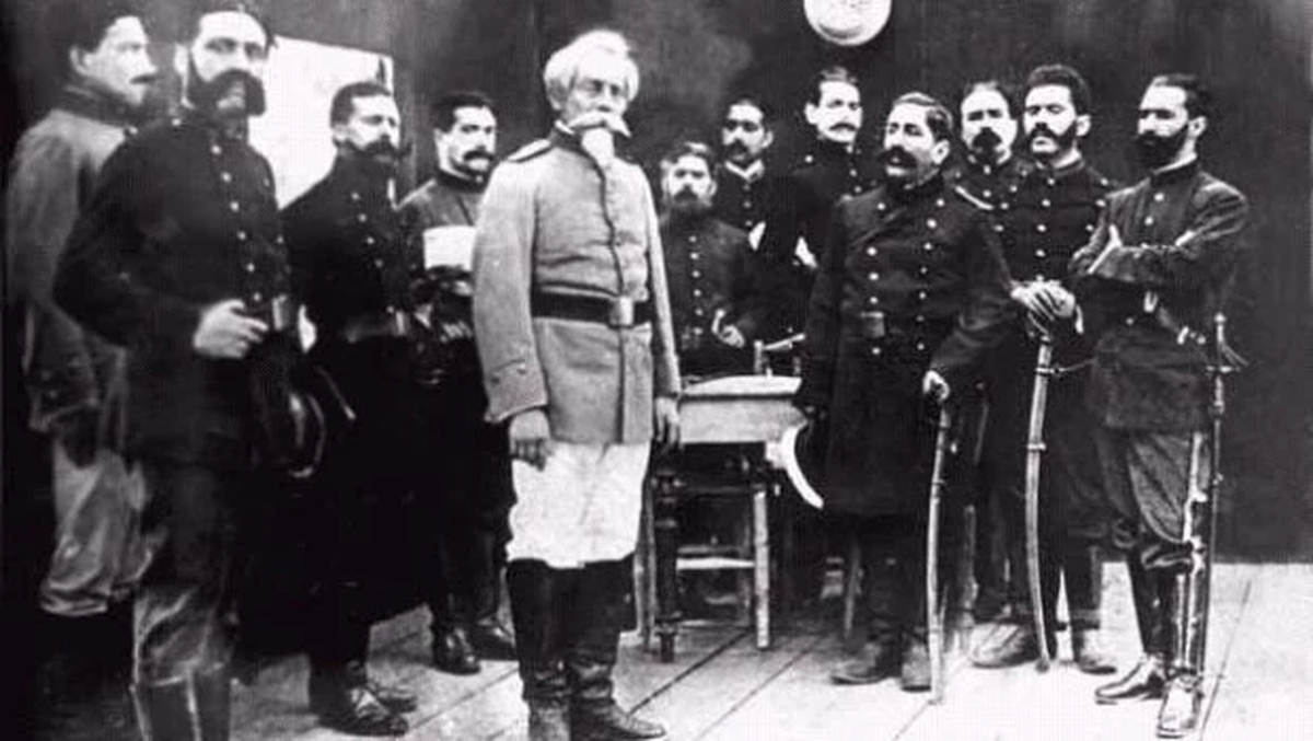 Roque Sáenz Peña fue un revolucionario antes de convertirse en presidente de la Argentina. Durante la Guerra del Pacífico, se unió al ejército peruano antes de ser nombrado subsecretario de Relaciones Exteriores. Roque Sáenz Peña fue un revolucionario antes de convertirse en presidente de la Argentina. Durante la Guerra del Pacífico, se unió al ejército peruano antes de ser nombrado subsecretario de Relaciones Exteriores.