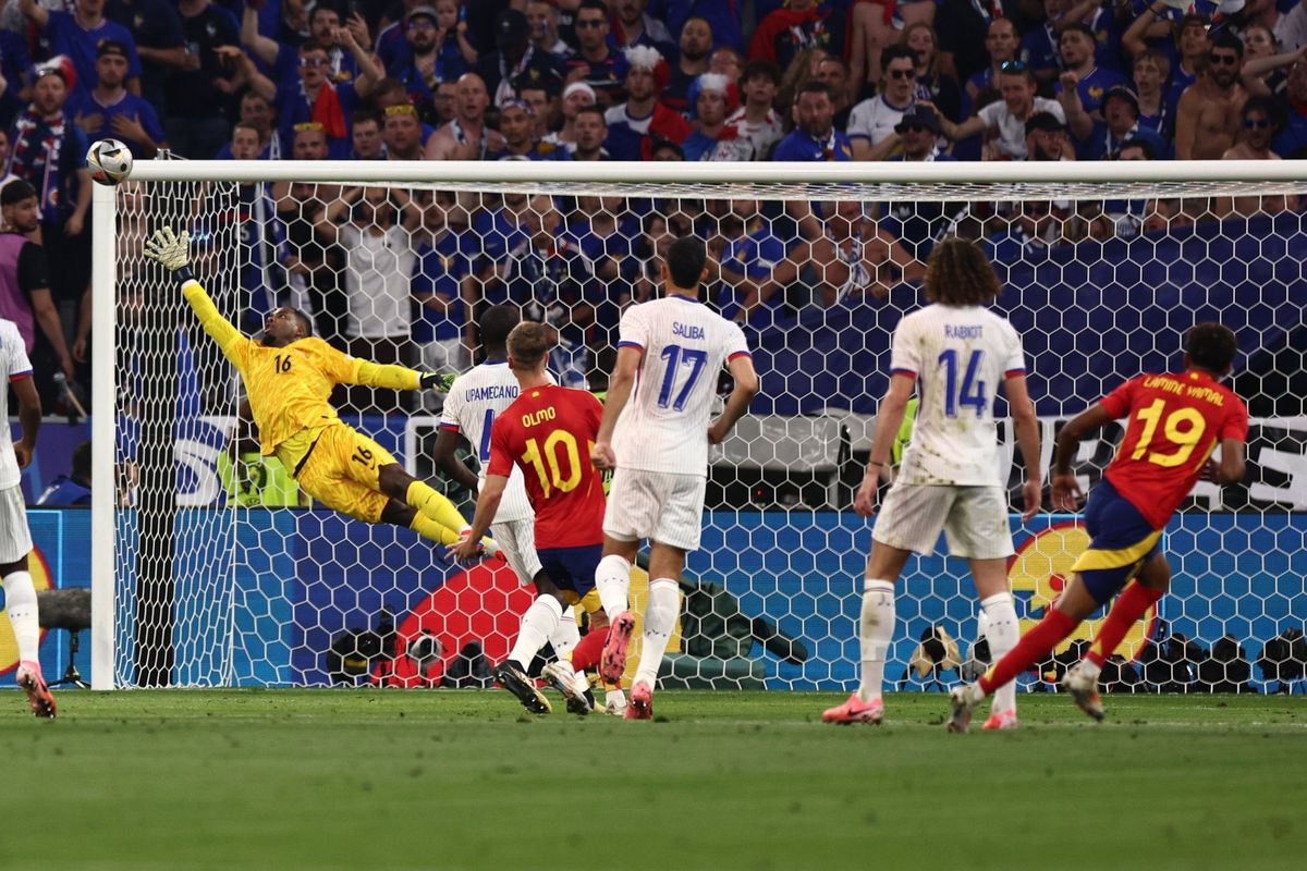 Lamine Yamal convierte su gol ante Francia.