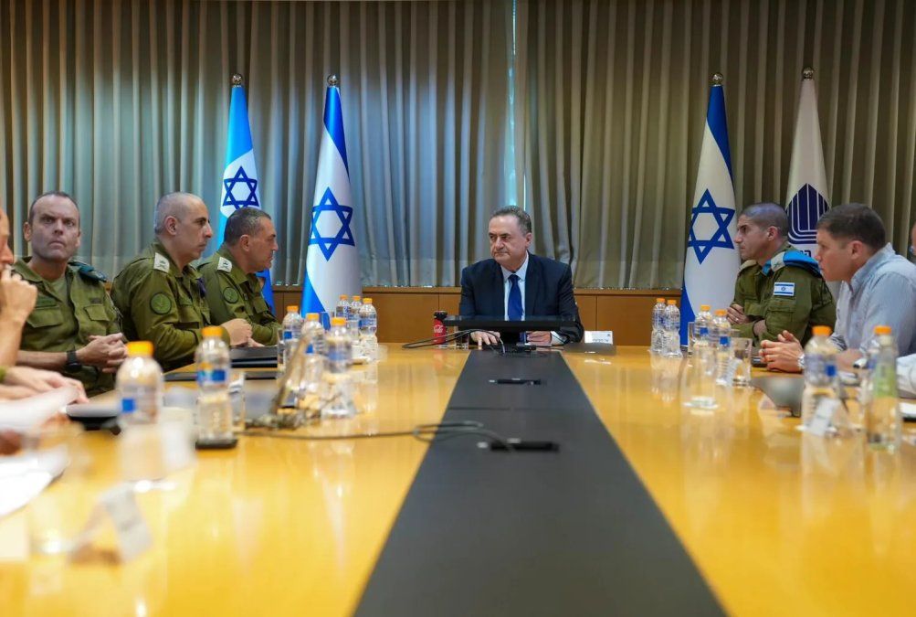 El ministro de Defensa, Israel Katz, en una reunión con los jefes del estamento de defensa de Israel, el jueves. El ministro de Defensa, Israel Katz, en una reunión con los jefes del estamento de defensa de Israel, el jueves.