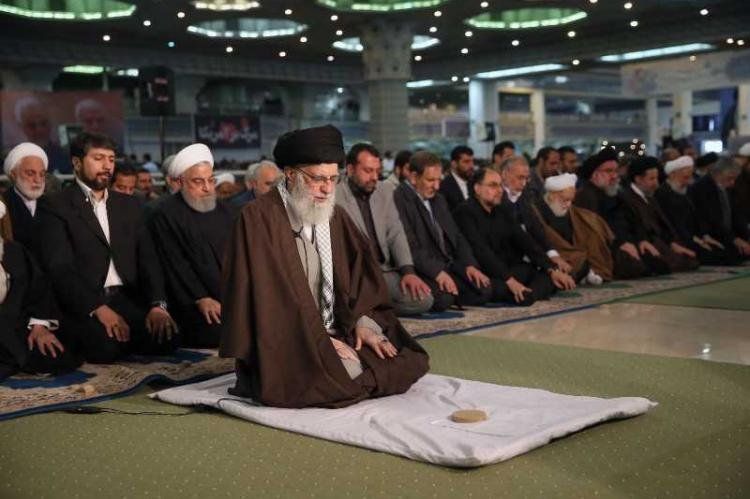 Alí Khamenei en oración de los viernes. Alí Khamenei en oración de los viernes.