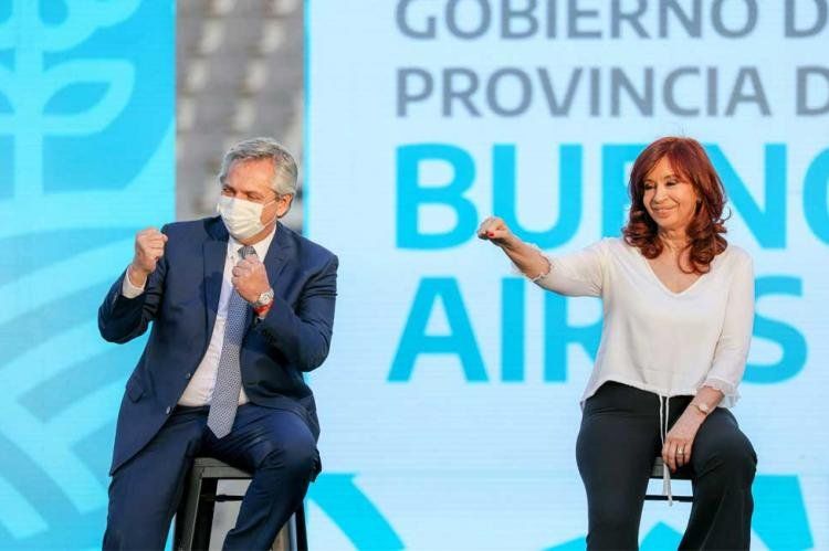 Fernández y Cristina en el acto en La Plata, en el que la Vice volvió a ponerse en el centro de la escena. Foto: NA.