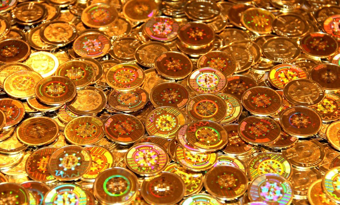 En el fondo, un bitcoin no deja de ser una direcciÃ³n en la web que tiene una forma similar a la siguiente: 15VjRaDX9zpbA8L VnbrCAFzrVzN7ixHNsC. Los mecanismos de seguridad son los que aseguran la transferencia de los fondos virtuales.  El comercio de cri