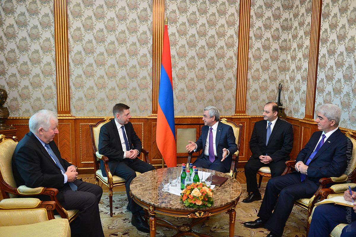 Presidente Serzh Sargsyan recibe al de FLSmidth Company, Thomas Schulz. Presentes el director técnico de FLSmidth Russia, Peter Davis; y el presidente de Vallex Group, Valeri Mejlumian (y el traductor).