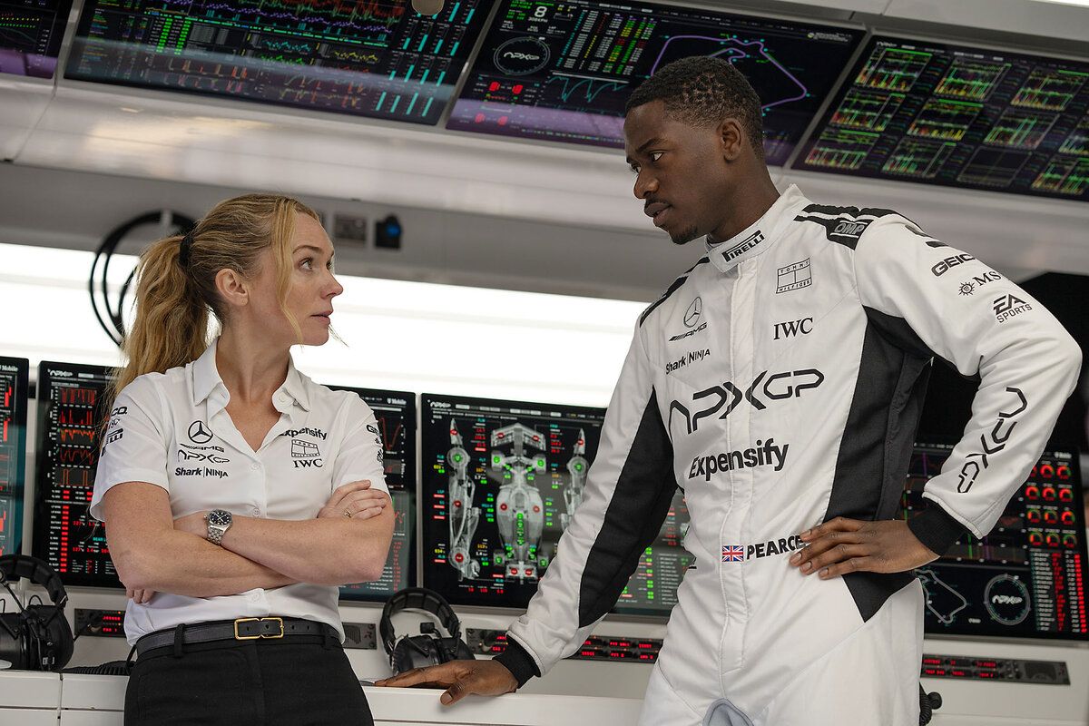 El junior Joshua Pearce (Damson Idris) no se la hace fácil al equipo ante la llegada del veterano piloto. Lo escucha la ingeniera de la escudería (Kerry Condon). El junior Joshua Pearce (Damson Idris) no se la hace fácil al equipo ante la llegada del veterano piloto. Lo escucha la ingeniera de la escudería (Kerry Condon).