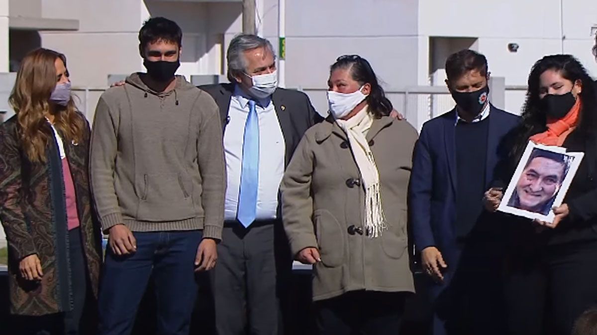 Alberto junto a Tolosa Paz y Kicillof entrega viviendas.
