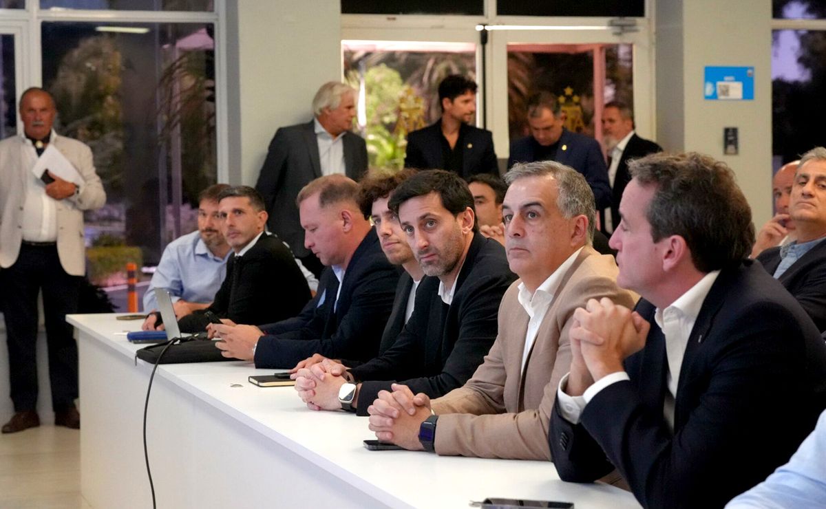 Diego Milito y la nueva Comisión Directiva de Racing Club de Avellaneda. Diego Milito y la nueva Comisión Directiva de Racing Club de Avellaneda.