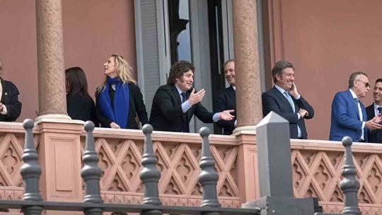 Javier Milei haciendo el six seven en el balcón de la Casa Rosada (Foto: Captura de video)